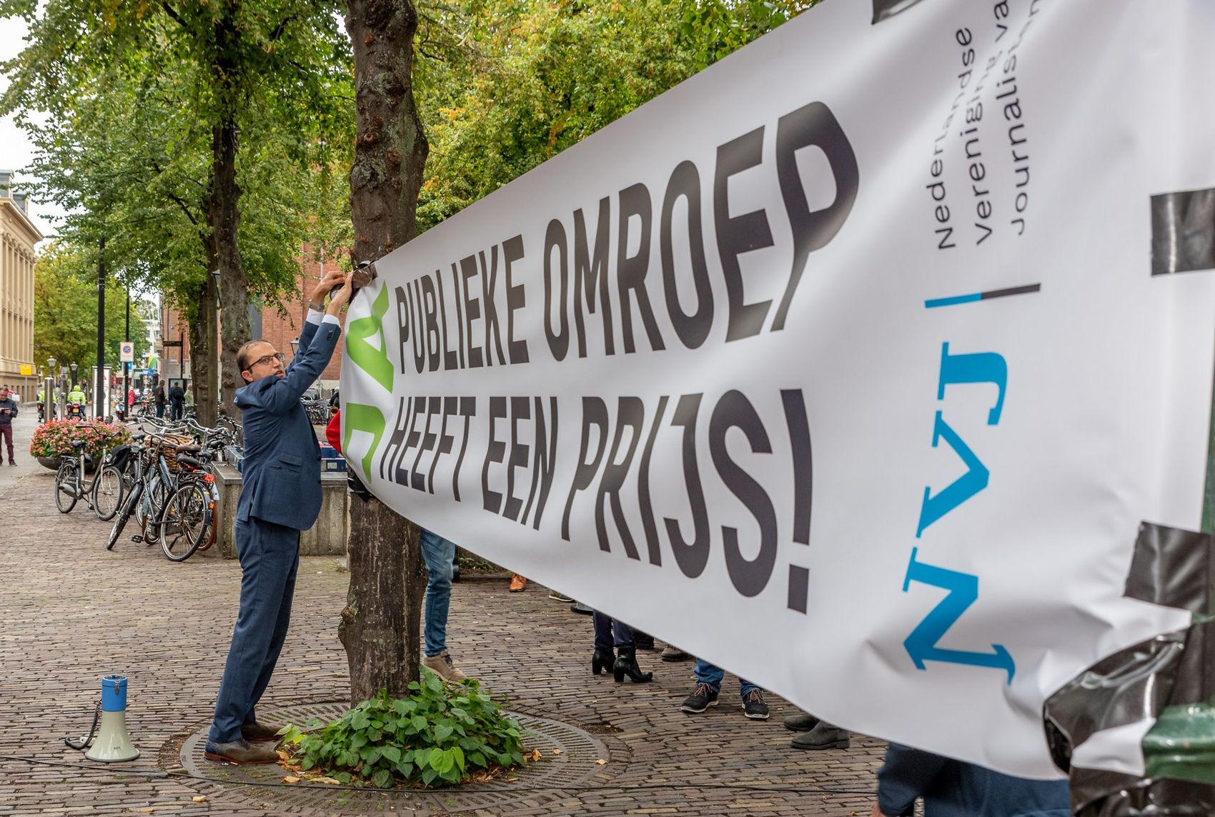 Bescherm de publieke omroep: kom op 10 april naar Hilversum 