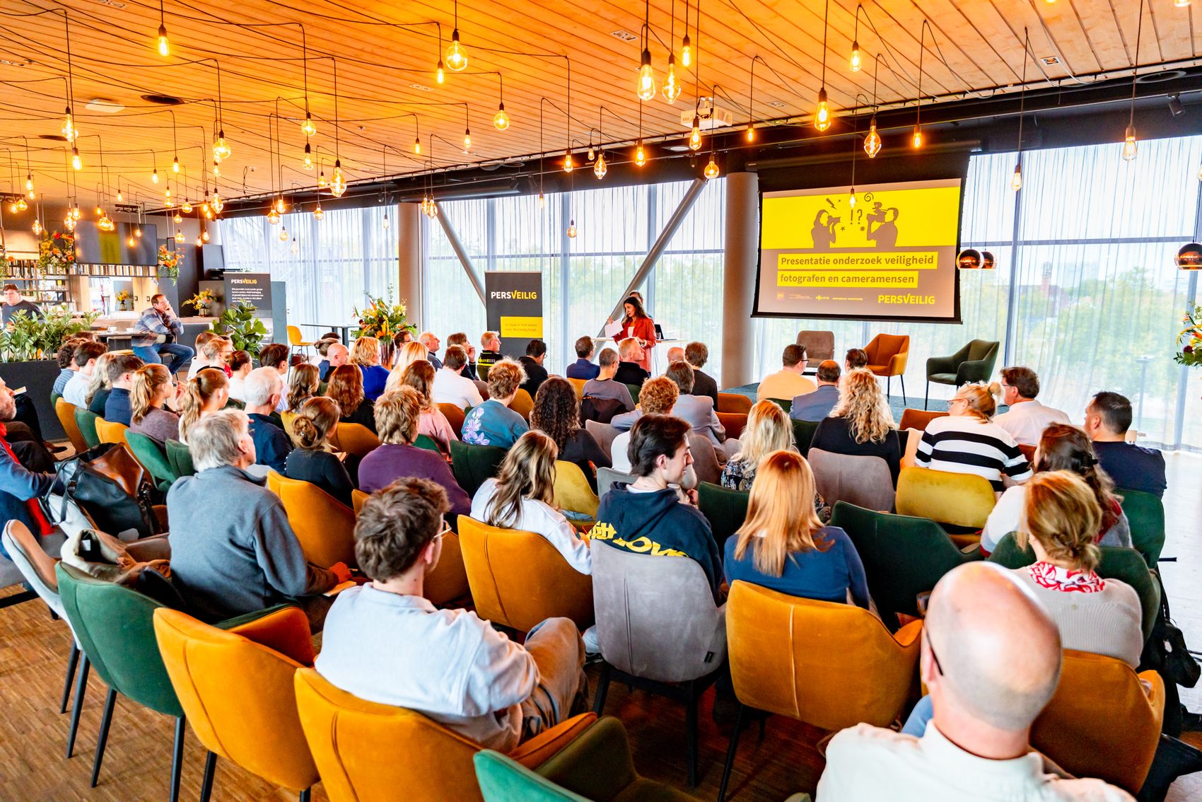Presentatie onderzoek PersVeilig: ‘Supporters gooien van alles naar je, je houdt het niet voor mogelijk’