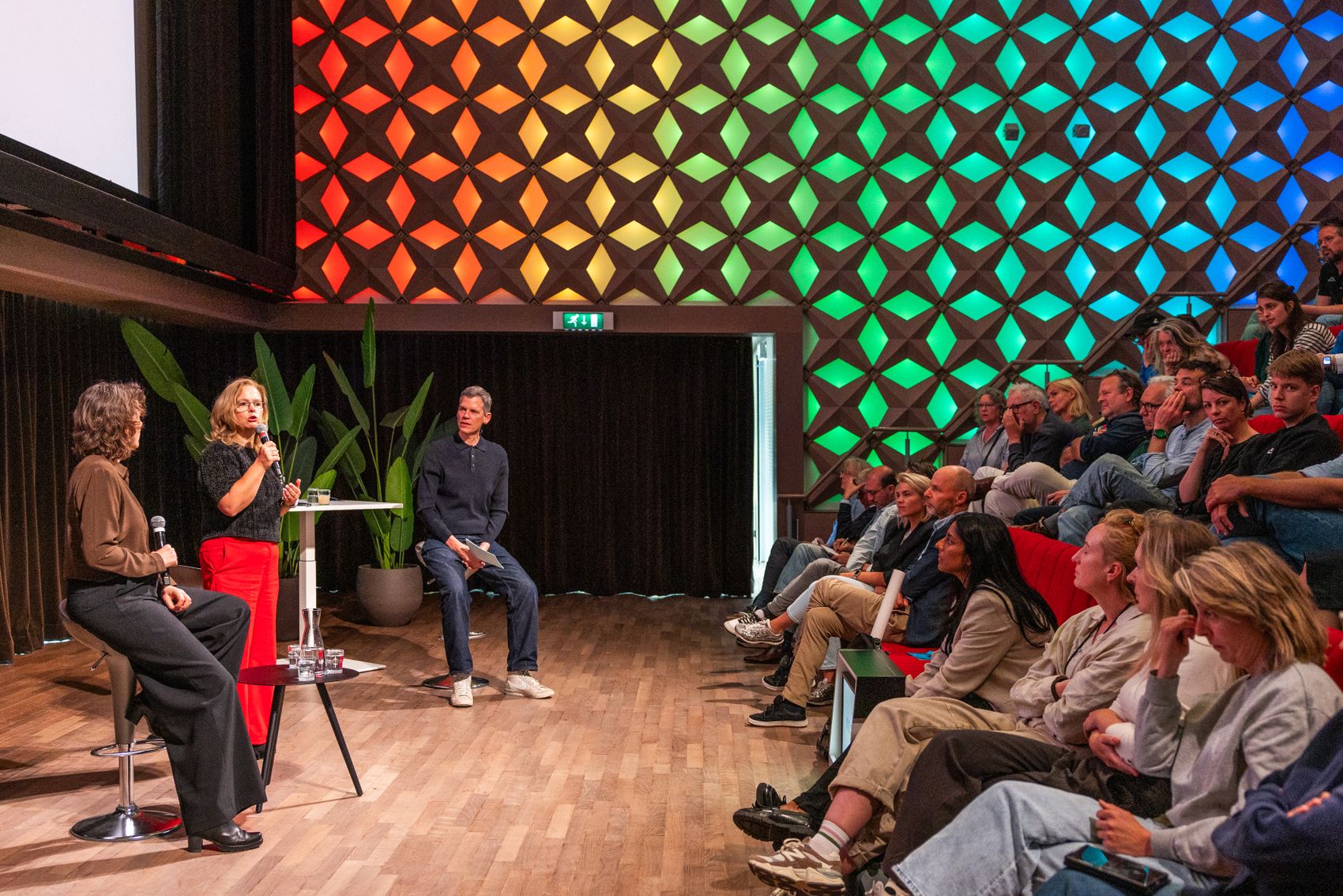 Omroepdebat legt dubbele onzekerheid bloot: houd ik mijn baan en blijft de identiteit van mijn omroep overeind?