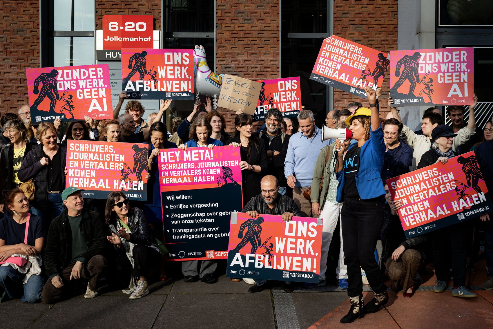 Drukbezochte actie bij Meta voor vergoeding auteurs: ‘Ons werk, afblijven’