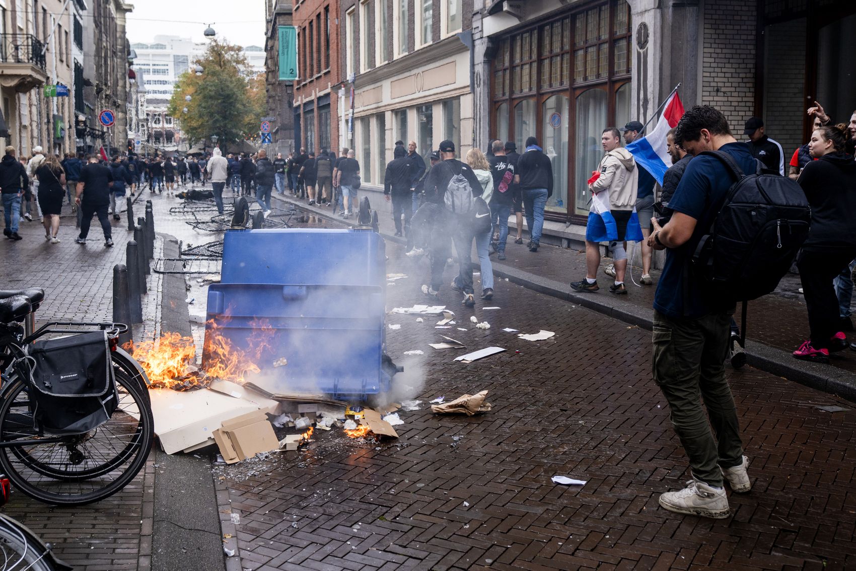 NVJ: Doelgericht geweld tegen journalisten tijdens rellen Den Haag ‘ontluisterend’