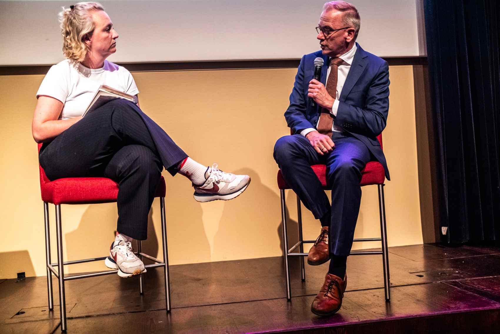 Demissionair minister Bruins prijst journalistiek, maar houdt vast aan omroepbezuiniging. NVJ noemt bezuinigen en hervormen onverantwoord